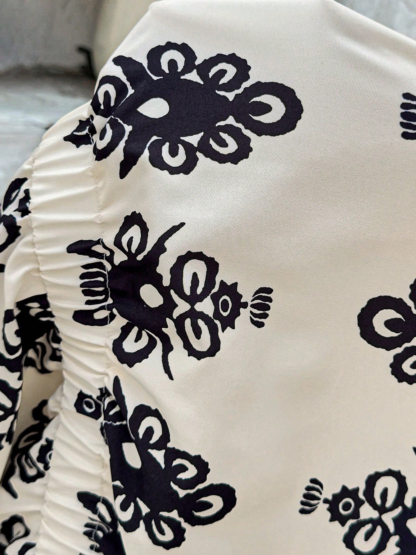 Boho chic kismama miniruha: ujjatlan, v-nyakú, szőtt ruha fekete-fehér virágmintával nyárra.