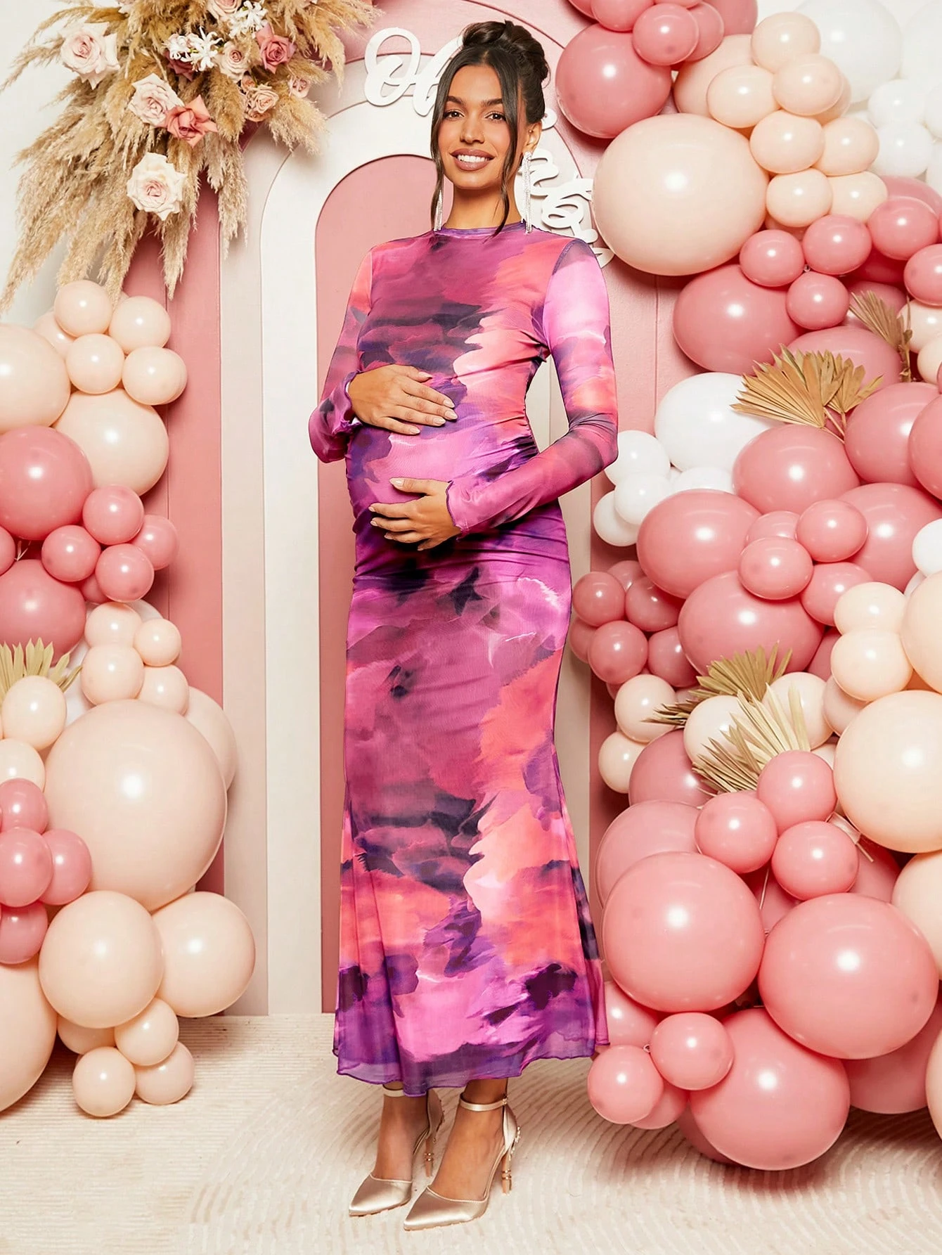 Rochie elegantă de petrecere pentru gravide cu imprimeu tie-dye, încrețită și mulată