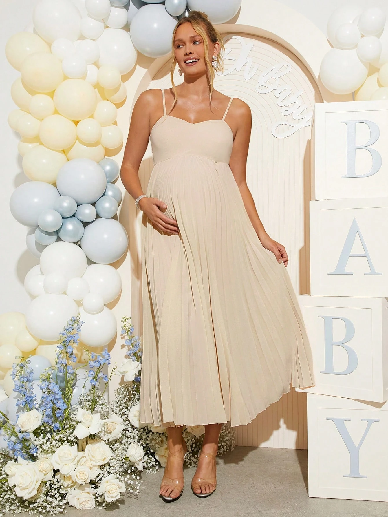 Ensfarget, ermeløs, plissert, ryggløs barselkjole, kjole til kjønnsavsløring, kjole til babyshower, barselkjole