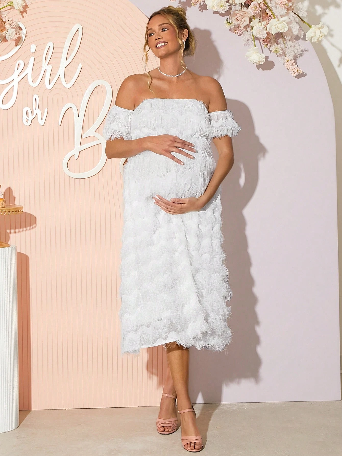Elegant, hvit, vevd midikjole med off-the-shoulder-utringning og korte ermer, perfekt for fotoshoots