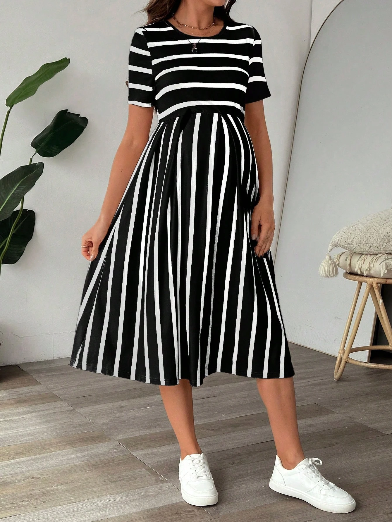 Kort ermet kjole med striper og rund hals for gravide, sommer