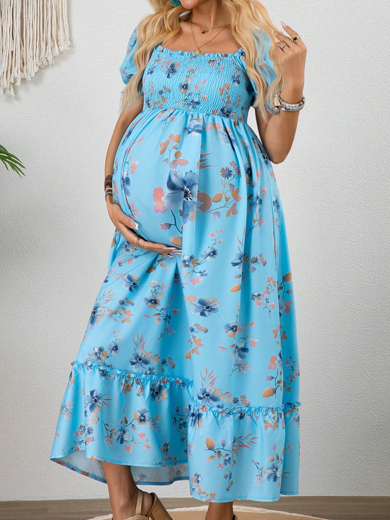 Gravid kvinne blomstertrykk kort puffet erme med volangkant elegant kjole barselkjole