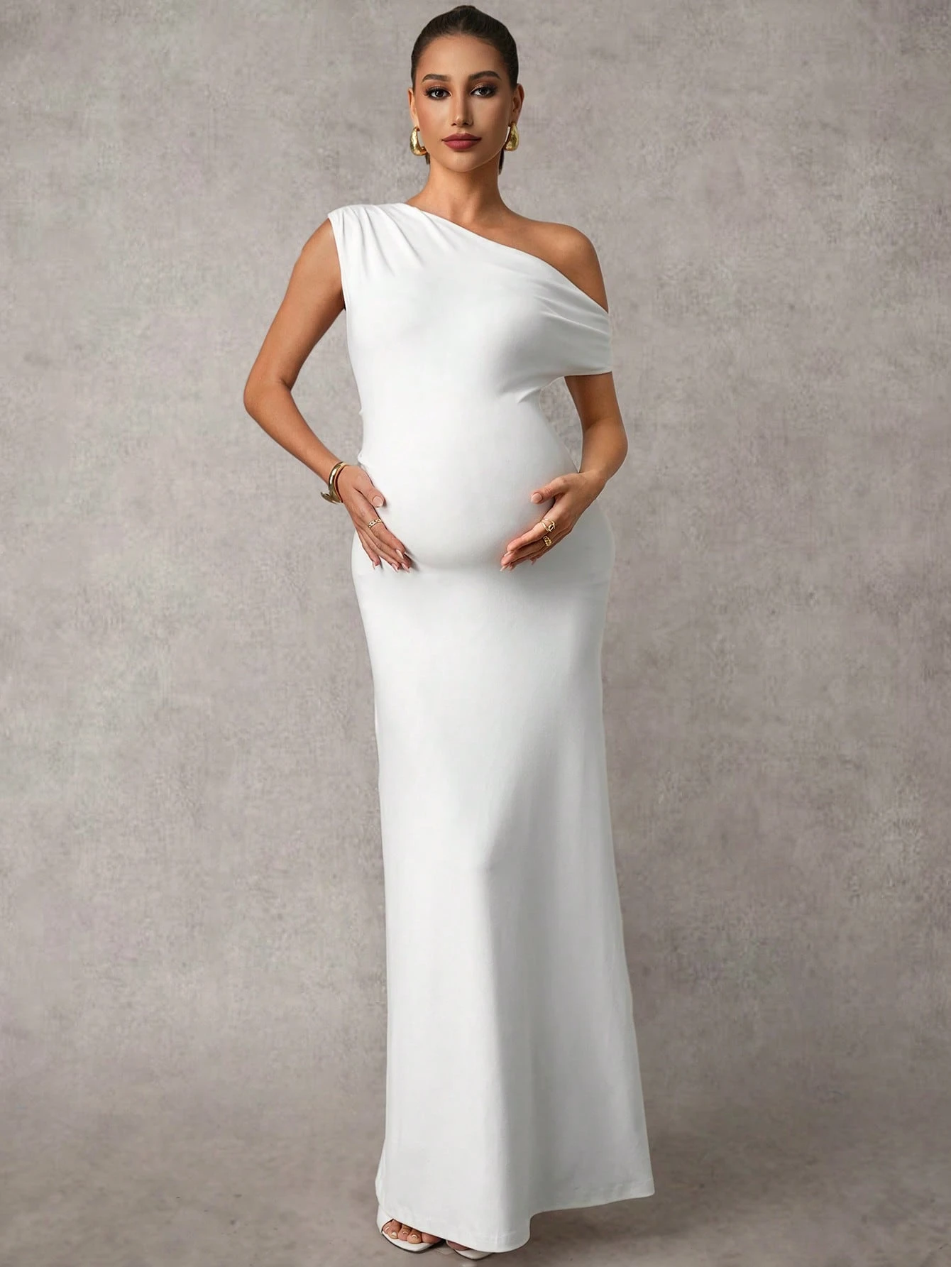 Elegant, ensfarget, asymmetrisk barselkjole med asymmetriske skuldre, havfrue, stilig antrekk til babyshower, bryllupsgjestkjole, bursdagskjole, barselkjole, hvit barselkjole