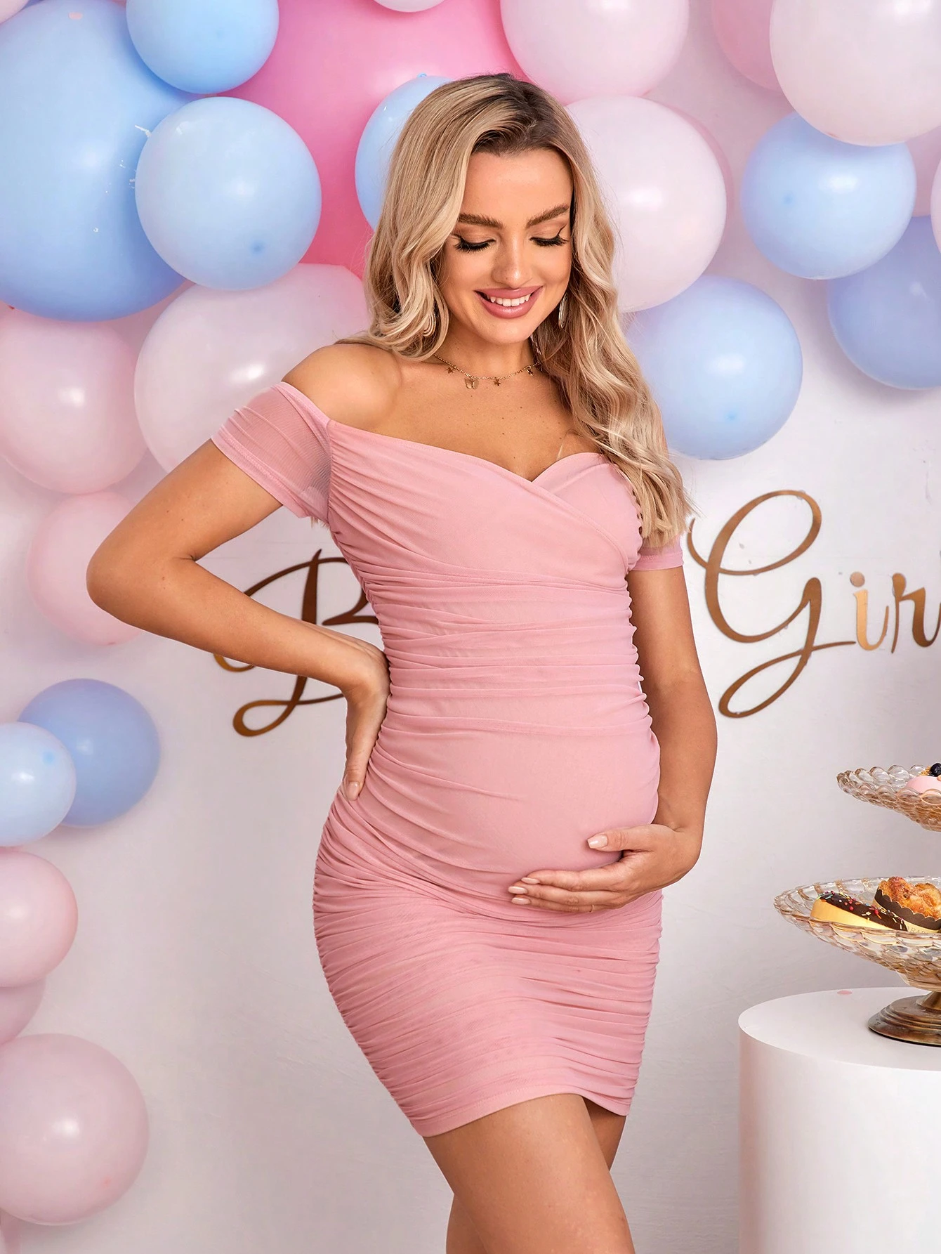 Gravid kvinne, enkel, kortermet kjole uten skulder og volang, barselkjole til babyshower