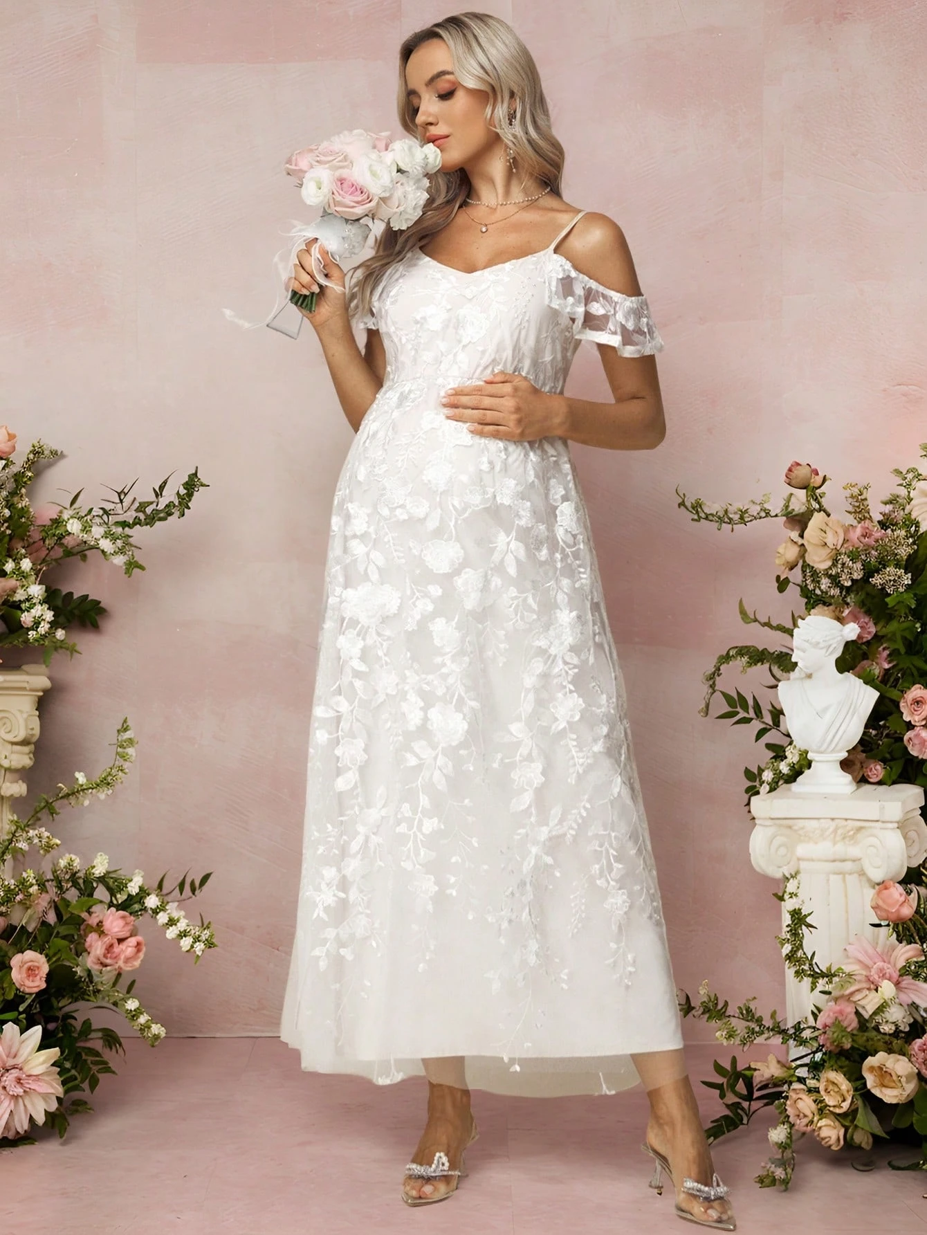 Rochie de vară pentru gravide cu plasă cu broderie florală, fără umăr