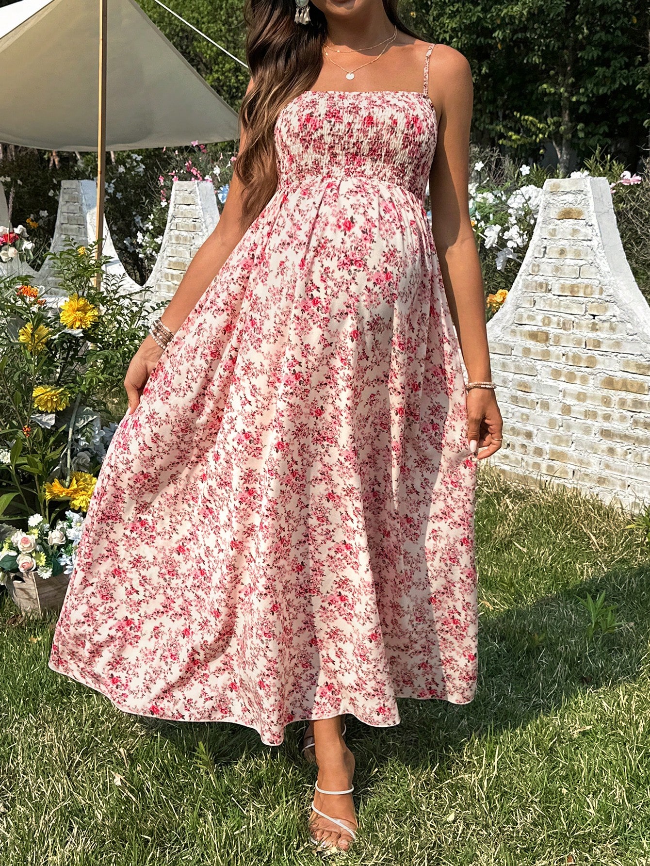 Avslappet, ditsy, blomstrete mammakjole med stropper for kvinner