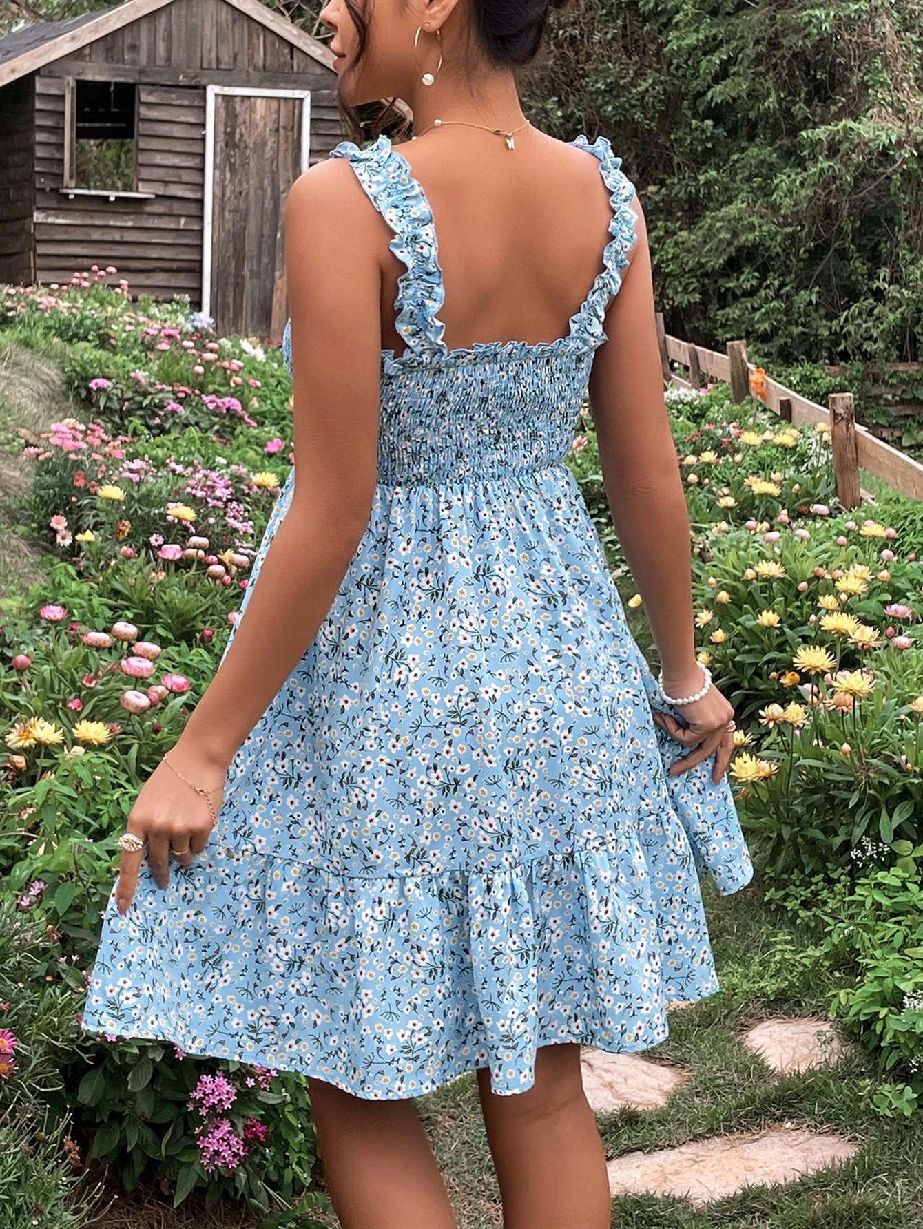 Ammekjole med ditsy blomstertrykk og volangkant