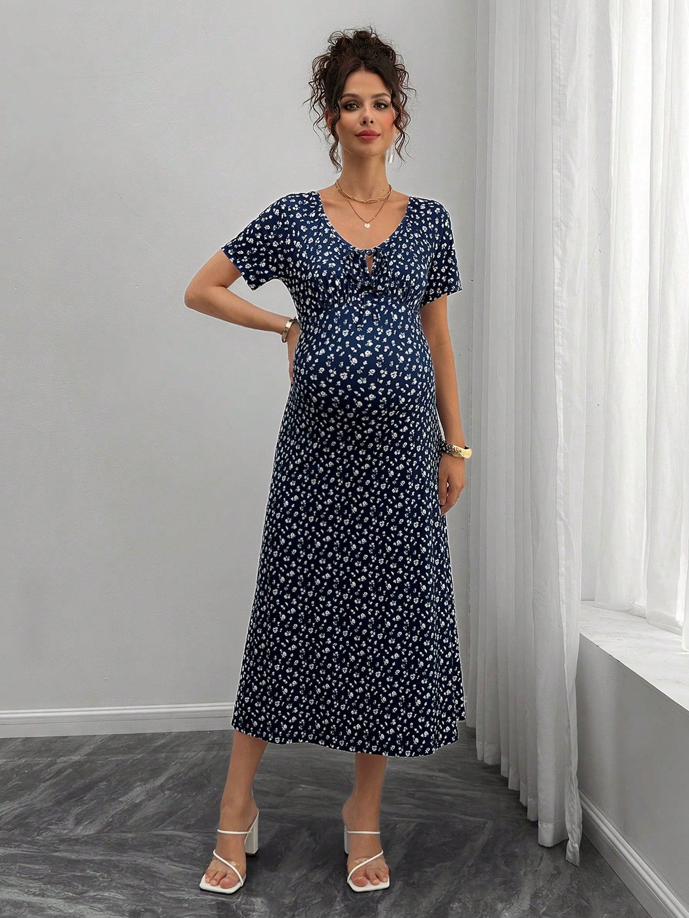 Rochie elegantă cu mânecă scurtă și cravată frontală cu flori ditsy pentru maternitate pentru vacanță