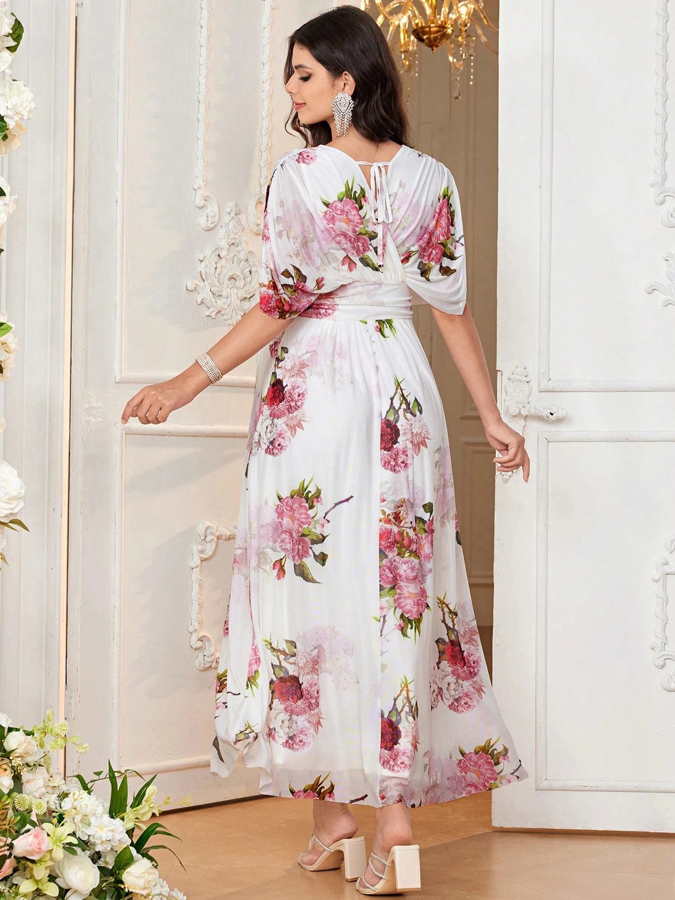 Kismama elegáns rózsa virágmintás v-nyakú, rövid ujjú, laza szabású kismamáknak való elegáns ruha, v-nyakú, rövid ujjú ruha, laza szabású kismamáknak