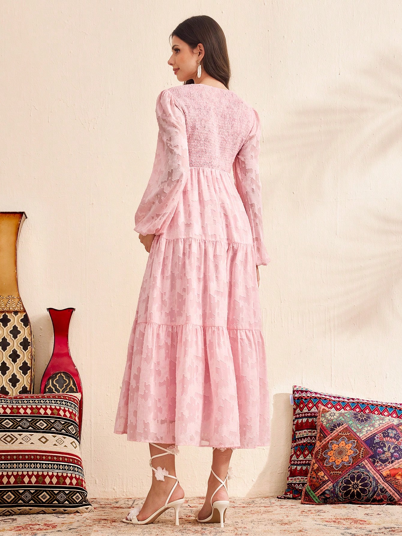Ventetidskjole i jacquard med puffermer, rosa