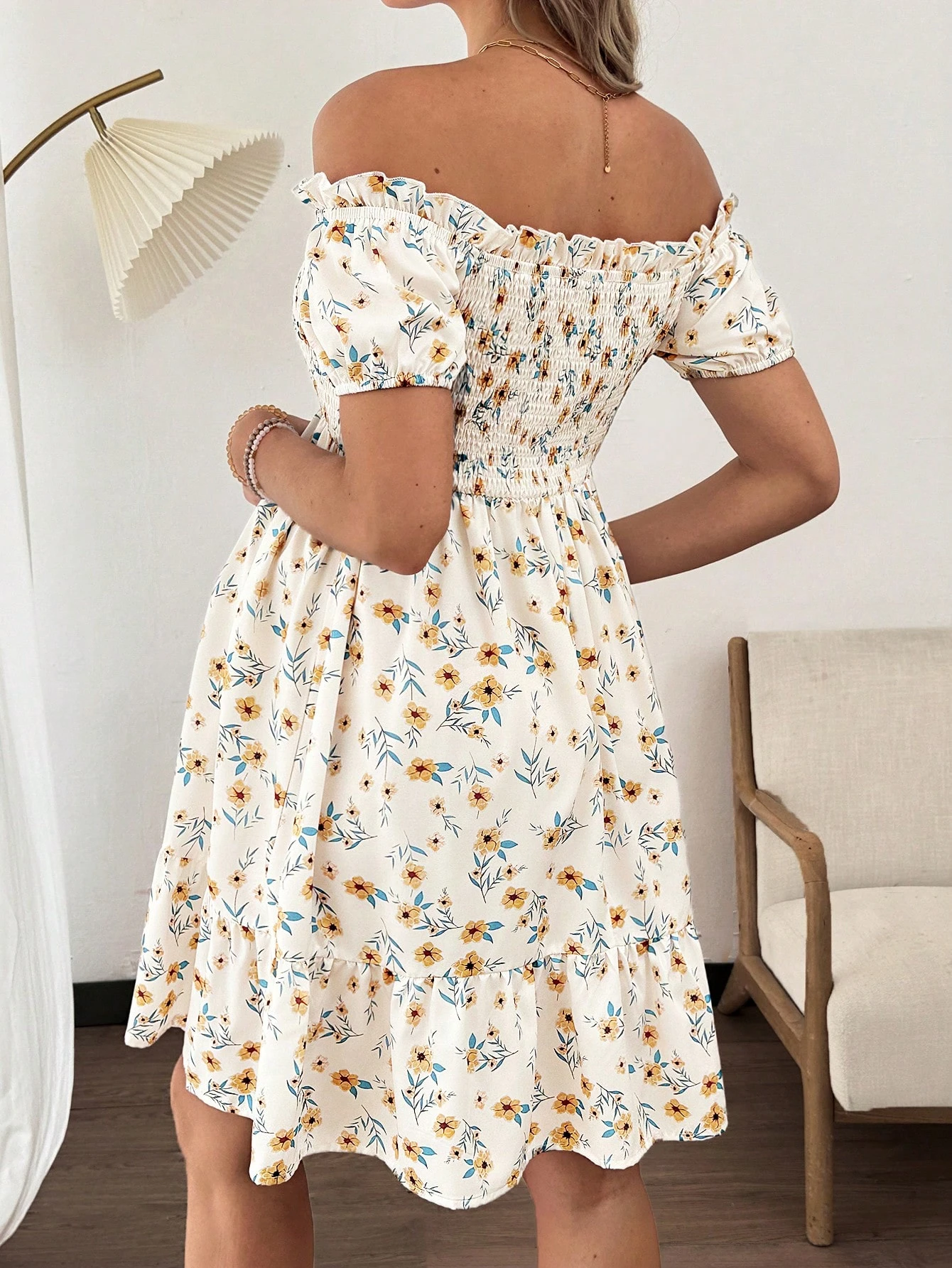 Ammekjole med blomstertrykk, off shoulder og volangkant