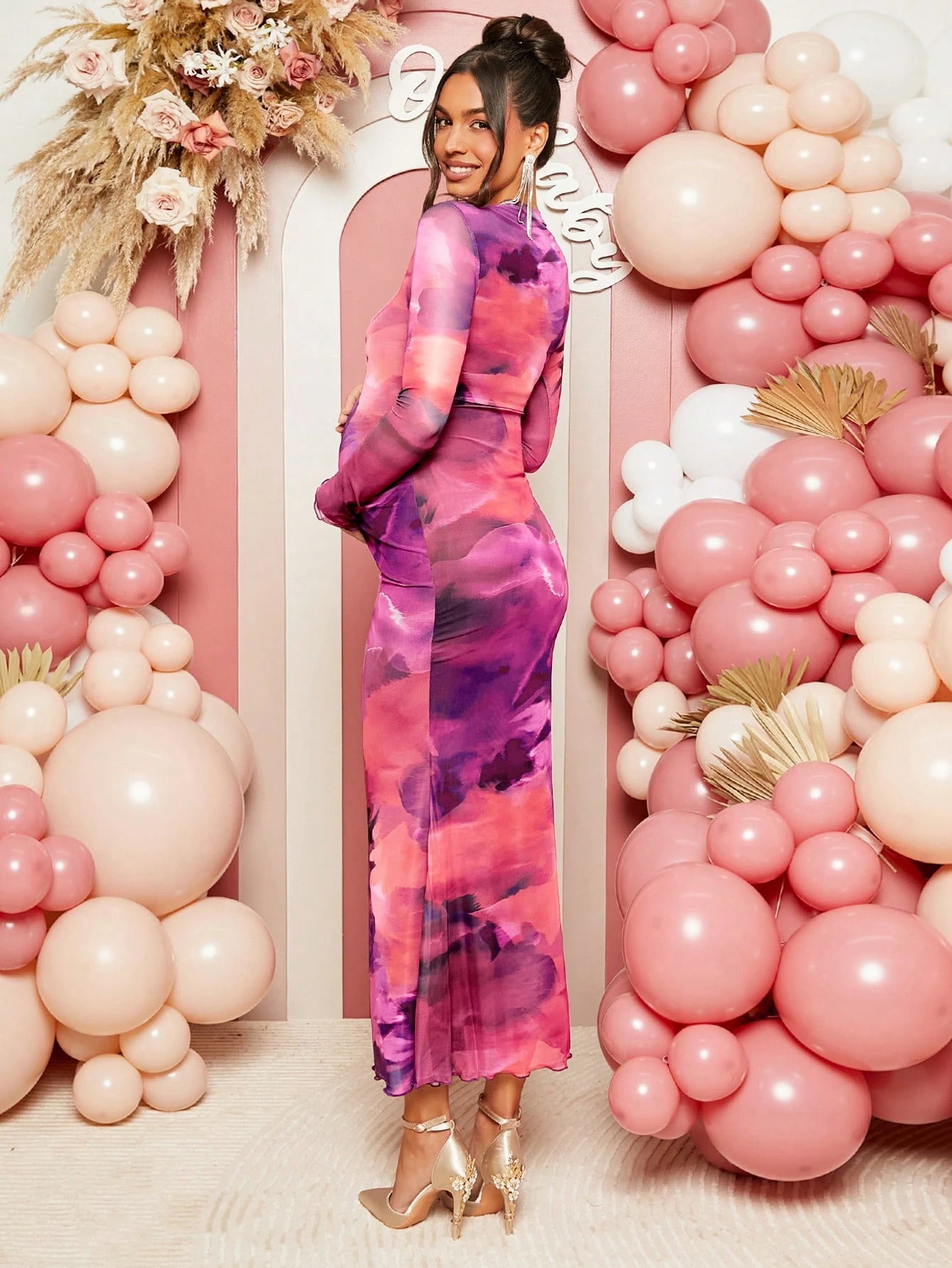 Rochie elegantă de petrecere pentru gravide cu imprimeu tie-dye, încrețită și mulată