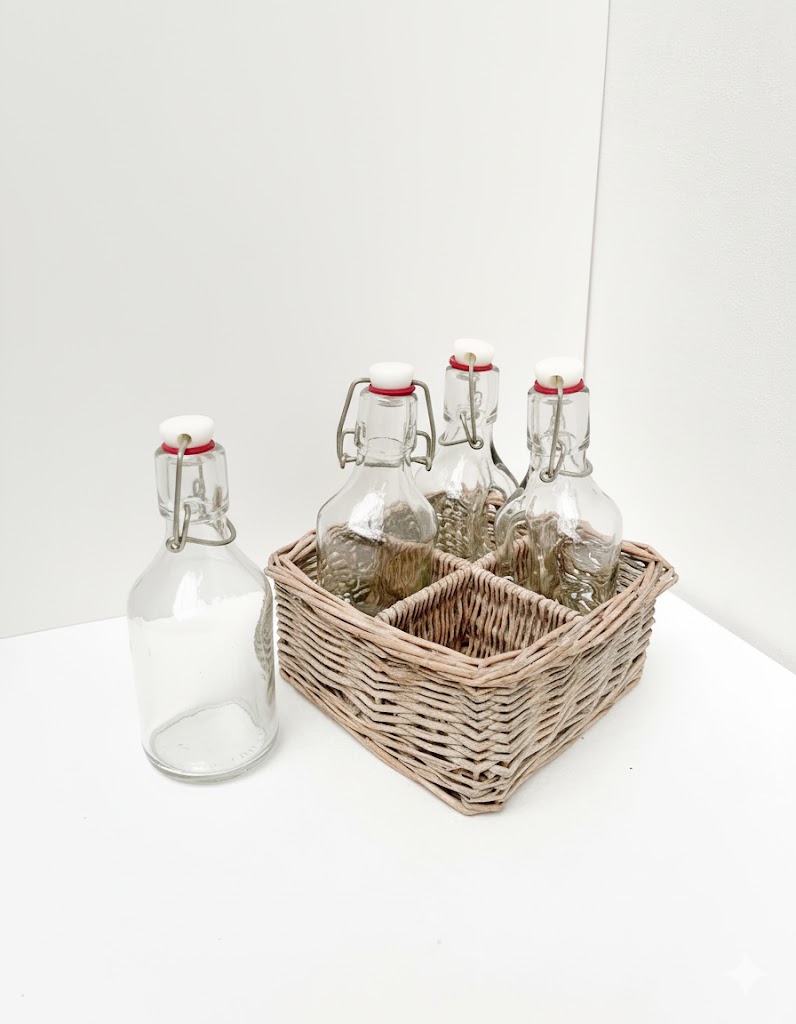 Prútený stojan a sklenené fľaše