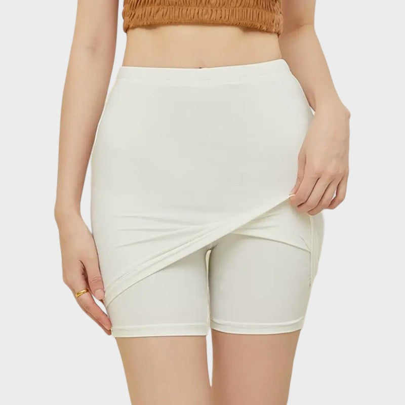 Aansluitende witte korte rok-shorts onder rok