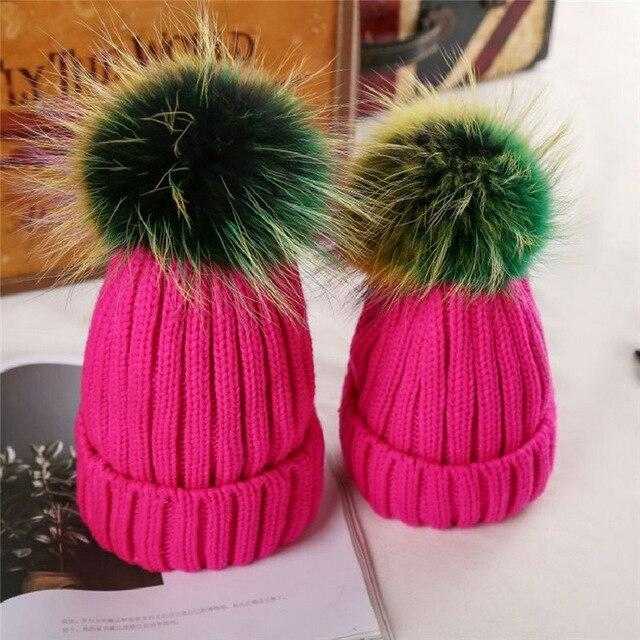 Vaivorykštinė kepurė su pomponu