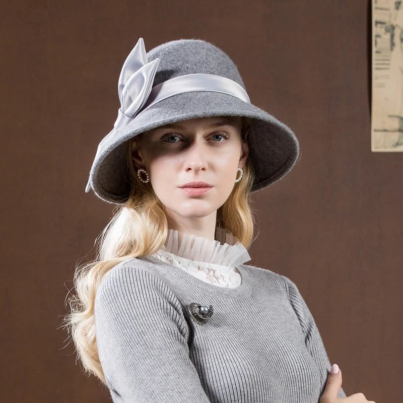 Elegantiška veltinio skrybėlė 