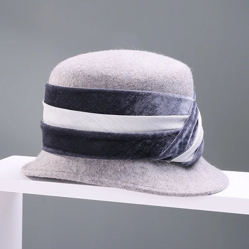Raudona cloche skrybėlė