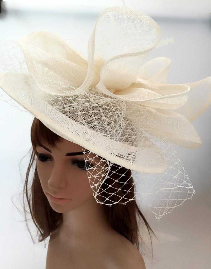 Beige bröllopshatt