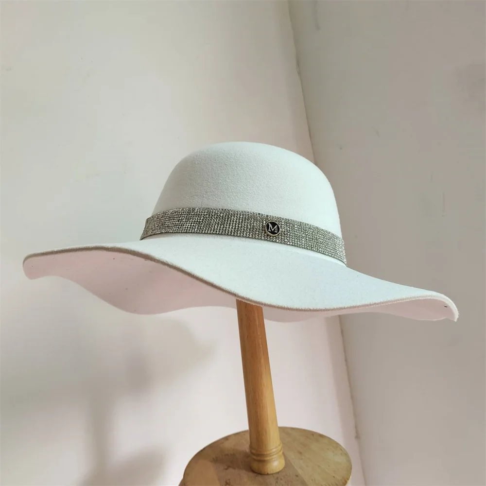 Elegantiška veltinio fedoros skrybėlė