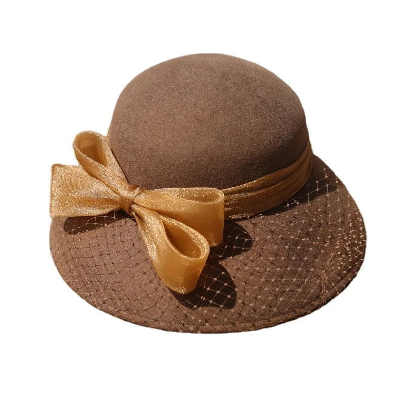 Nėriniuota ir kaspinuota cloche kepurė