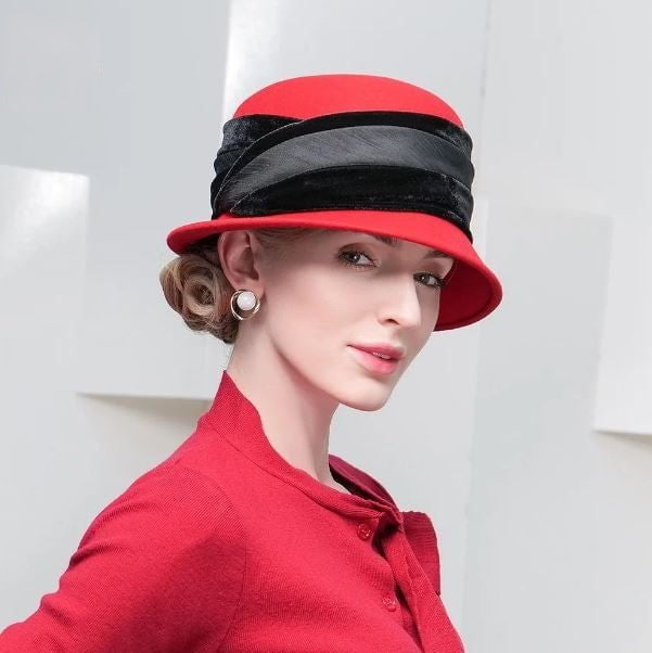 Raudona cloche skrybėlė
