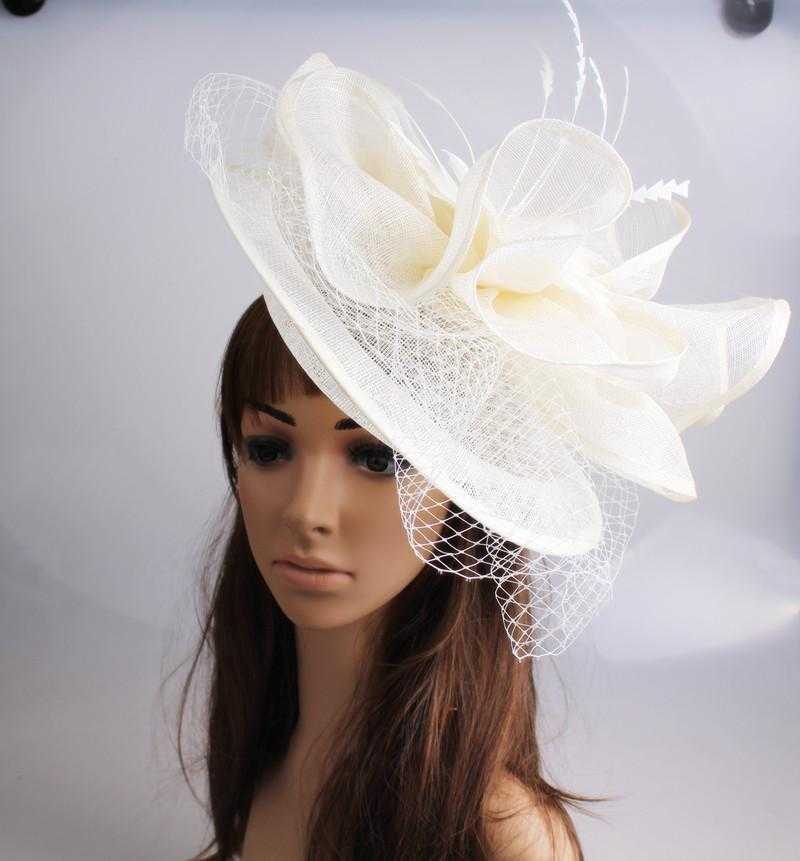 Beige bröllopshatt