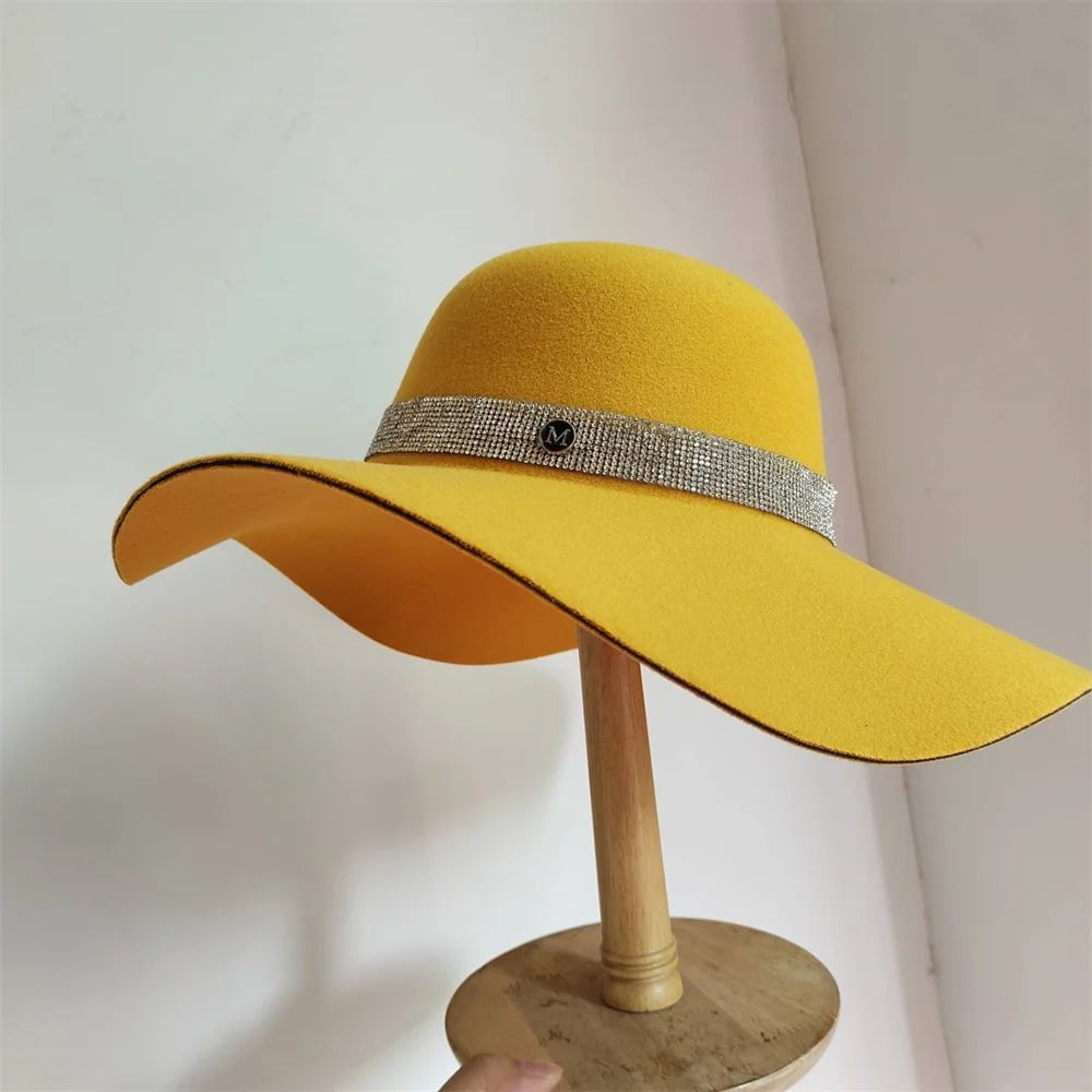 Elegantiška veltinio fedoros skrybėlė