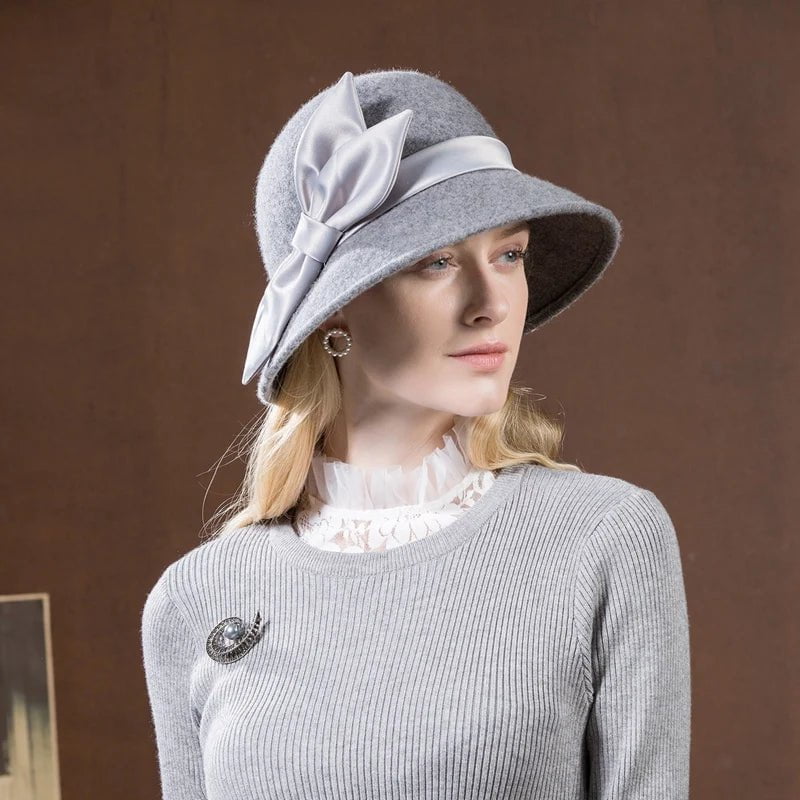 Elegantiška veltinio skrybėlė 