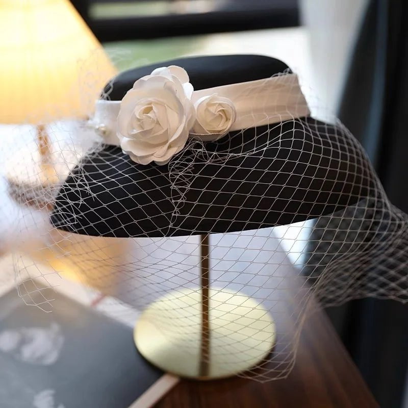 Cloche skrybėlė su atlasiniu kaspinu