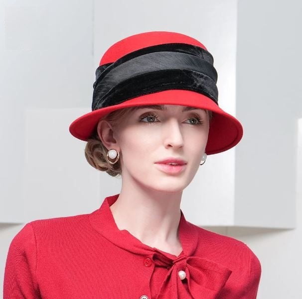 Raudona cloche skrybėlė