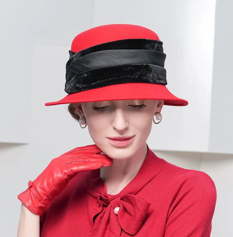 Raudona cloche skrybėlė