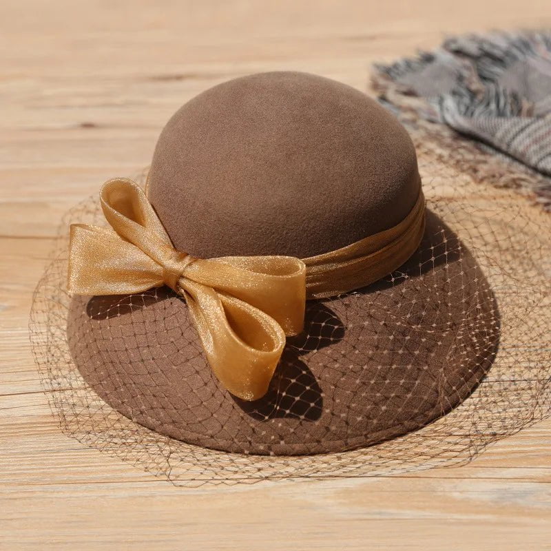 Nėriniuota ir kaspinuota cloche kepurė