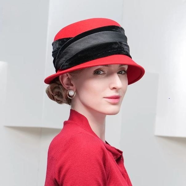 Raudona cloche skrybėlė