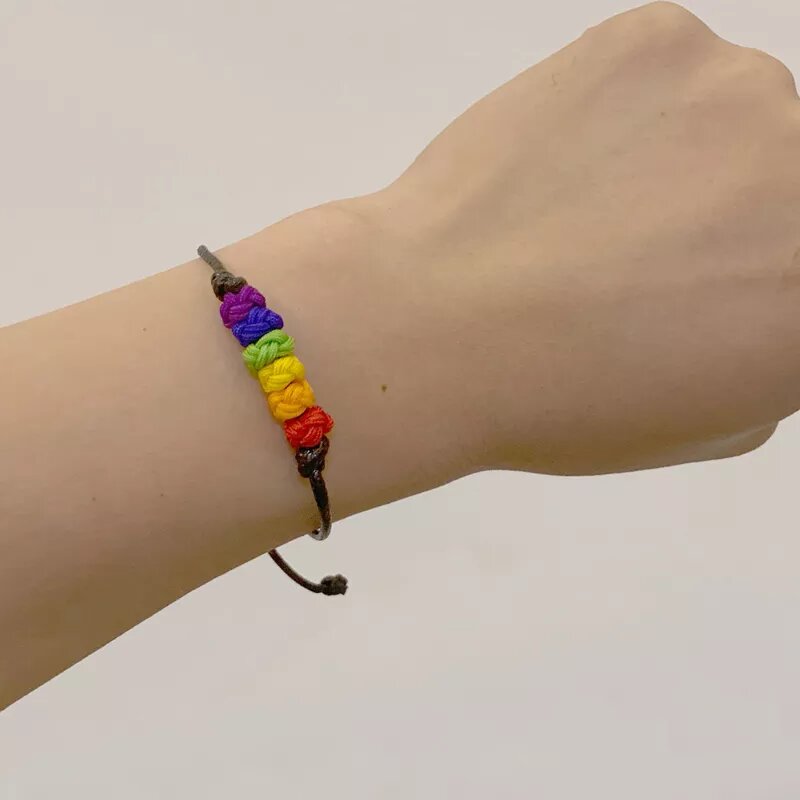 Pulseira ajustável LGBT com nós em forma de arco-íris