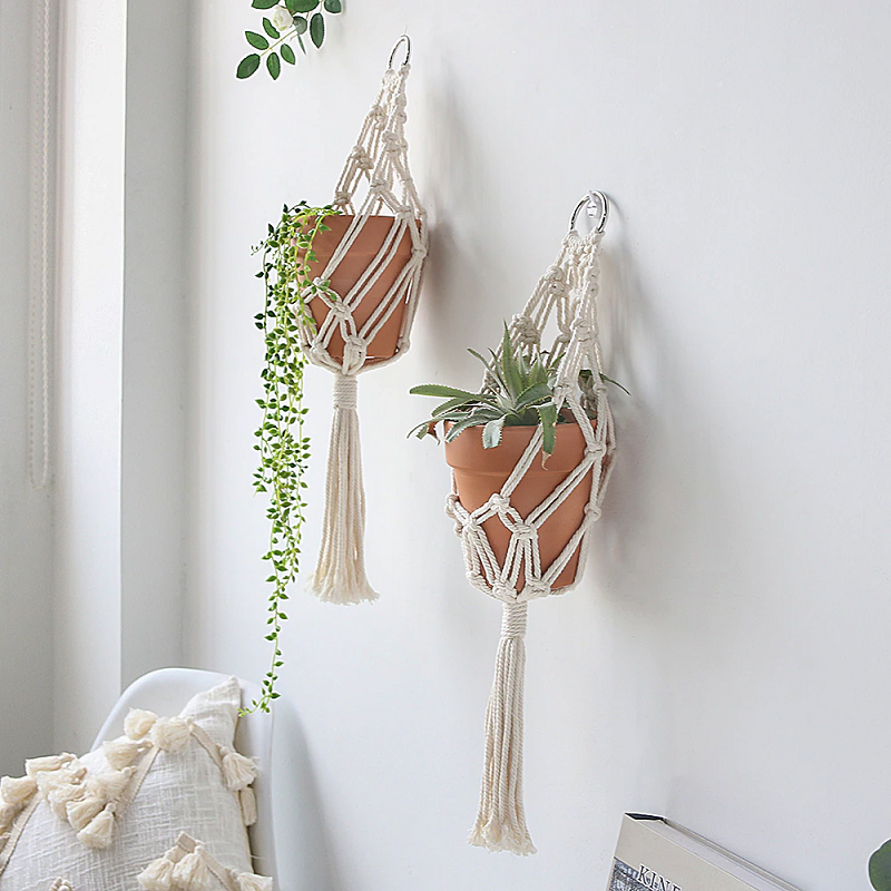 Aplique de macramé con plantas