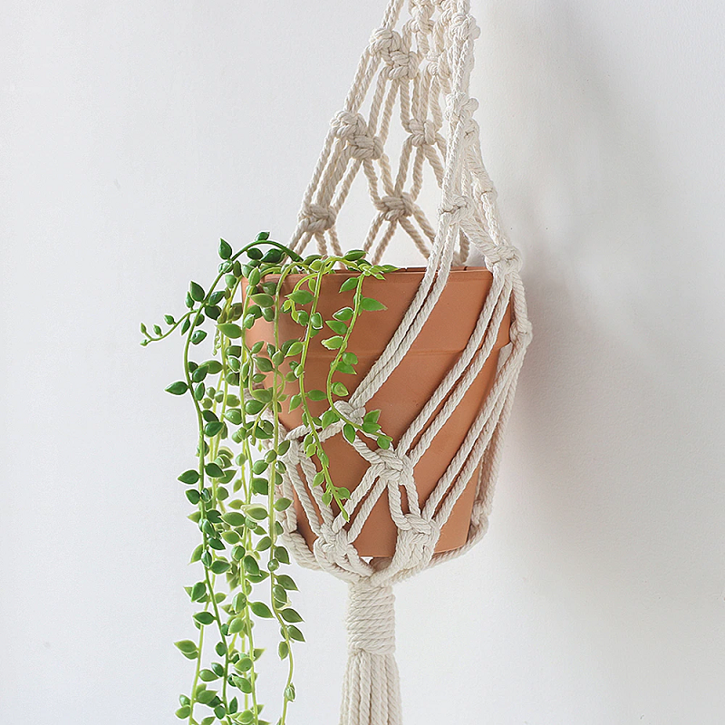 Aplique de macramé con plantas