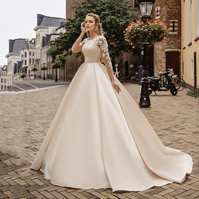 Beige prinsessbröllopsklänning