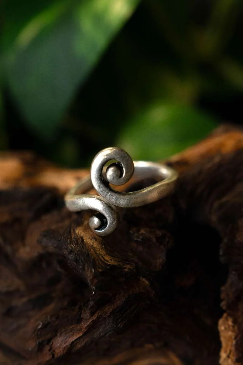 Keltisk ring med stiliseret spiralmønster, sølvforgyldt bronze