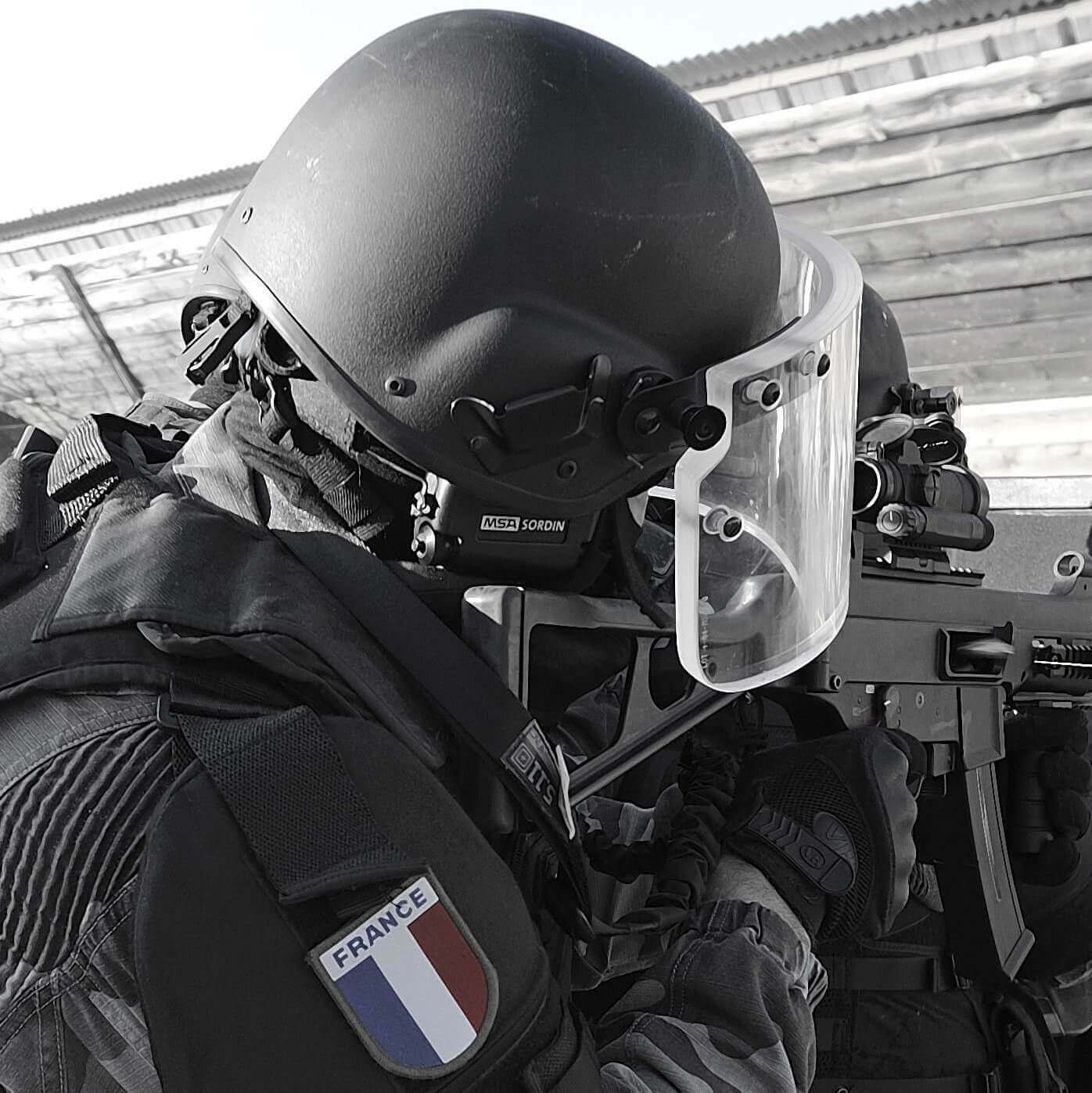 Supreme Pro-X Black Wojskowy hełm ochronny do strzelania z pałąkiem na szyję