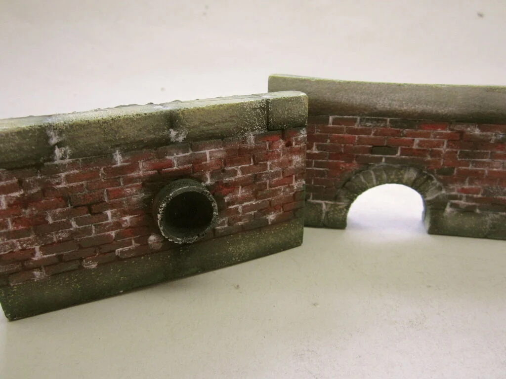 Kleine Durchlassbrücke im Maßstab 1:35 – 2 Wandabschnitte 85 mm breit x 50 mm hoch