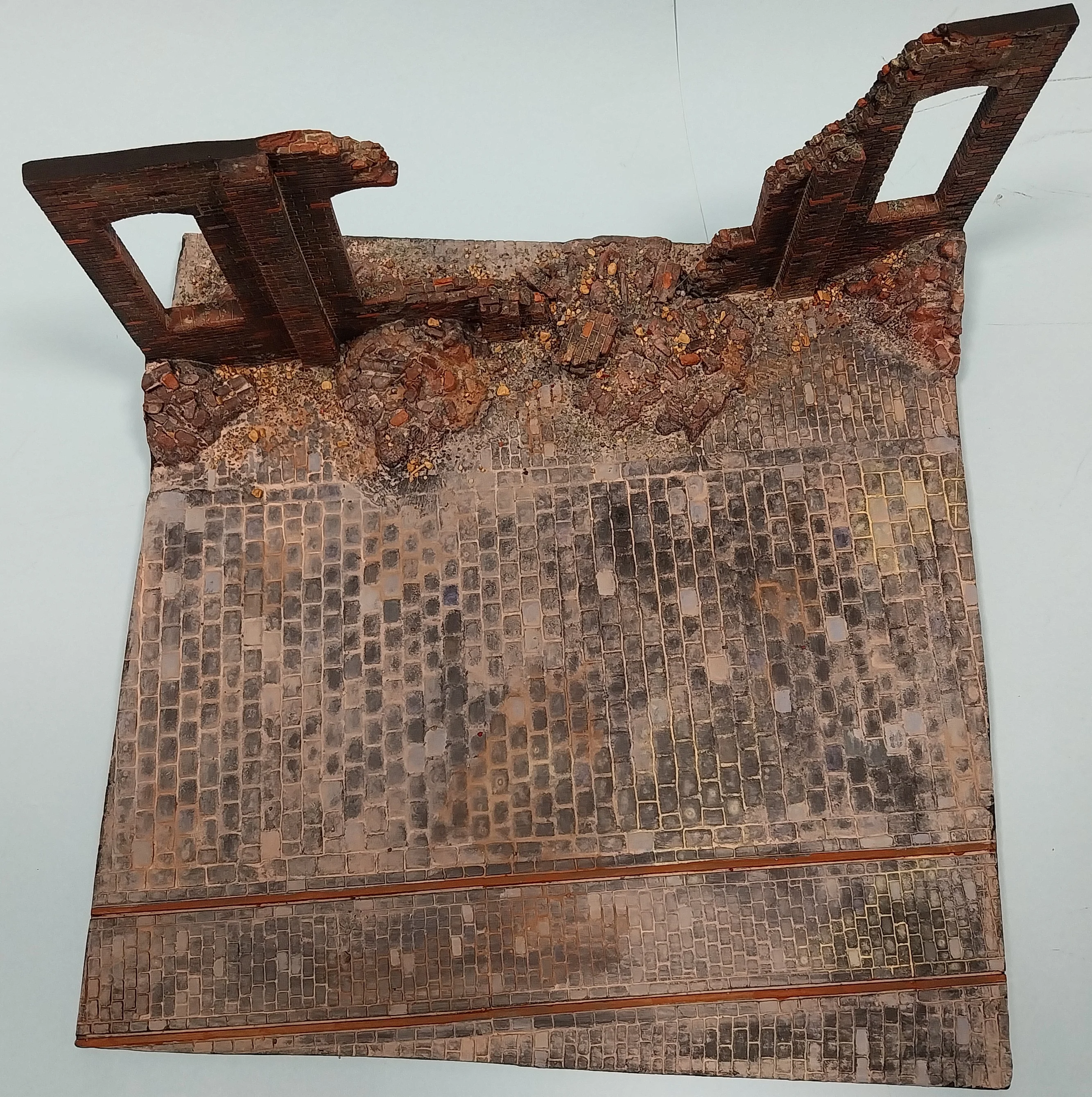Industriell ruin-vegg og base for diorama i skala 1/35. 295 mm x 295 mm