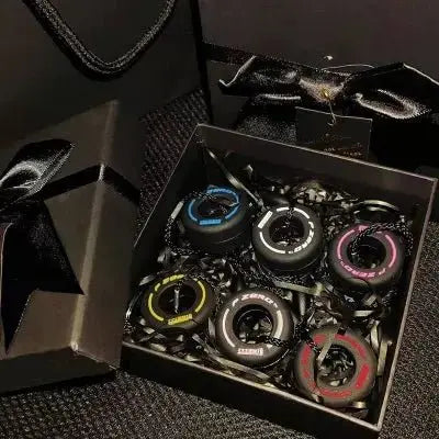 F1 privezak za kljucheve