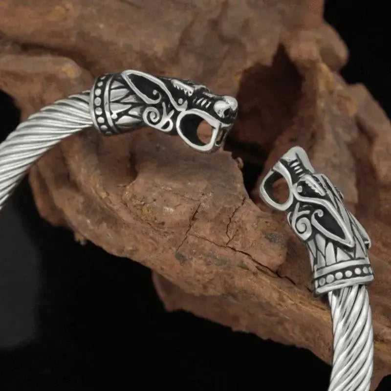Viking baјkerska narukvitsa sa plamenim zmaјevima