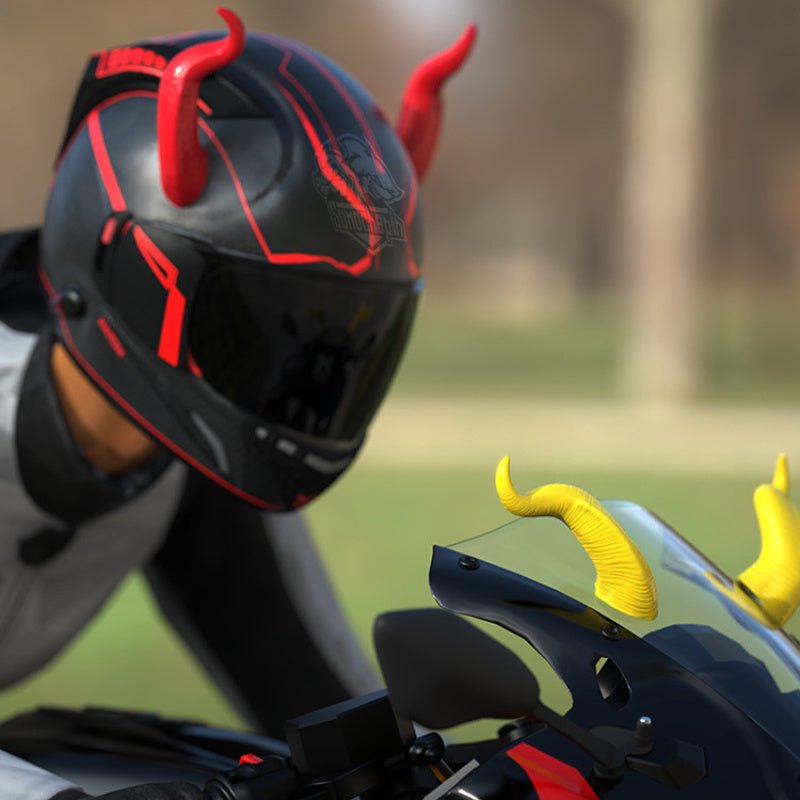 Motociklistička kaciga s crvenim vražjim rogom
