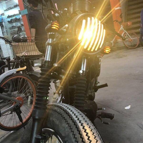 Okrugli mototsiklistichki far sa reshetkom