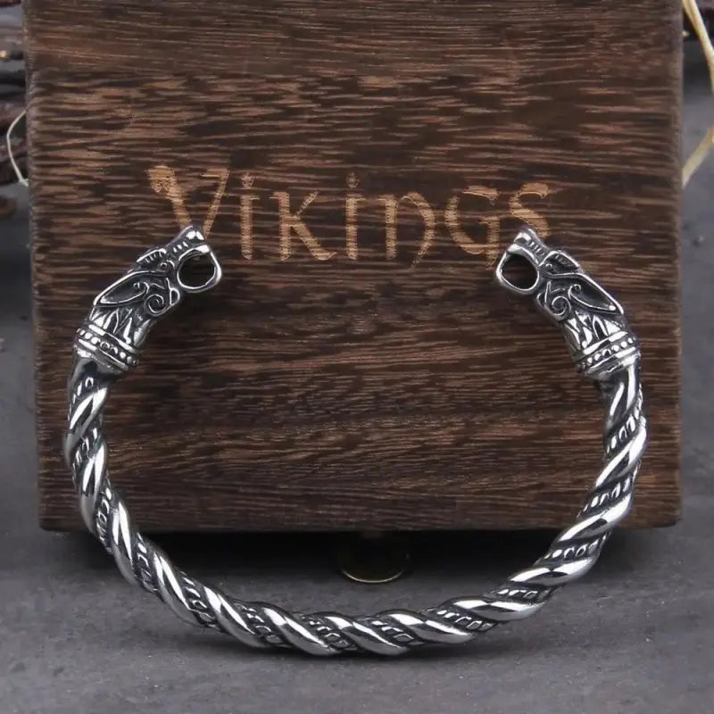 Viking baјkerska narukvitsa sa plamenim zmaјevima