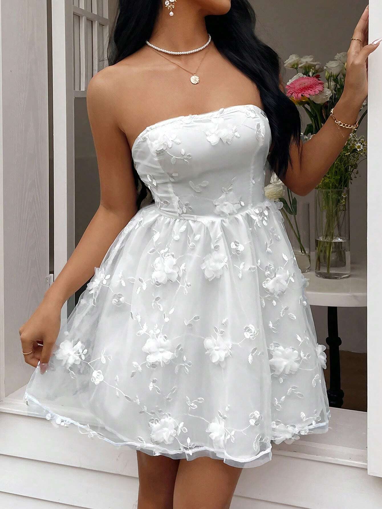 Rochie corset scurtă albă fără bretele cu aplicații florale brodate