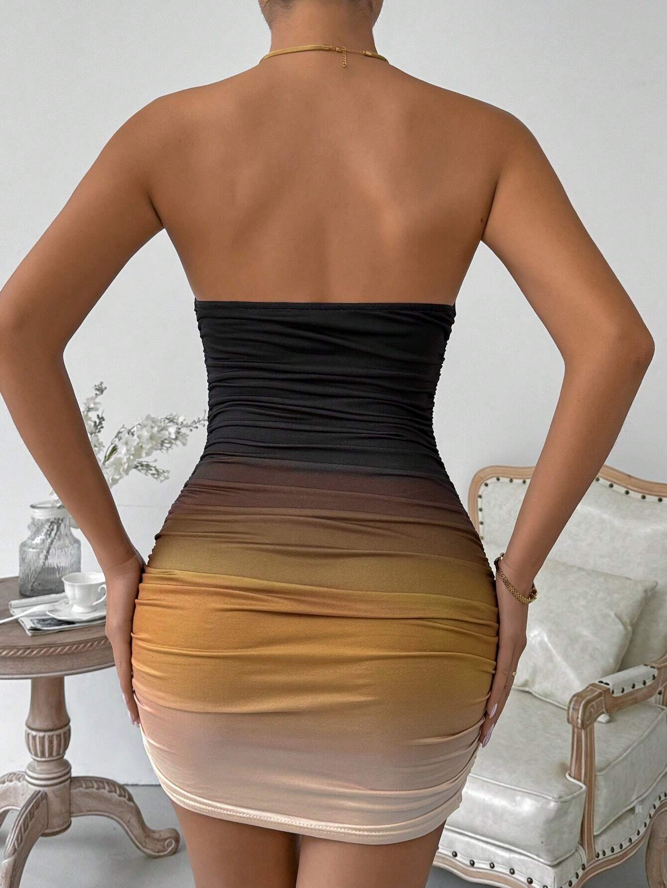 Rochie scurtă multicoloră cu corset fără bretele plisate, cu motiv ombré răsucit