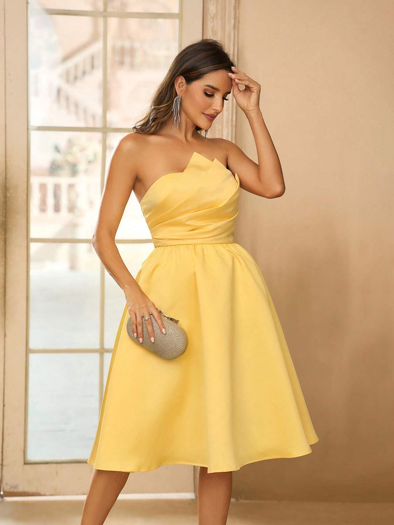 Elegant, simplu și fermecător galben lamaie satin rochie corset lung pentru femei cu căptușit și plisat față, talie înaltă, o linie umbrelă tiv, lungime midi, potrivit pentru Ramadan, nunta, petrecere, bal, absolvire, înapoi la școală, cocktail party și alte ocazii formale sau informale.