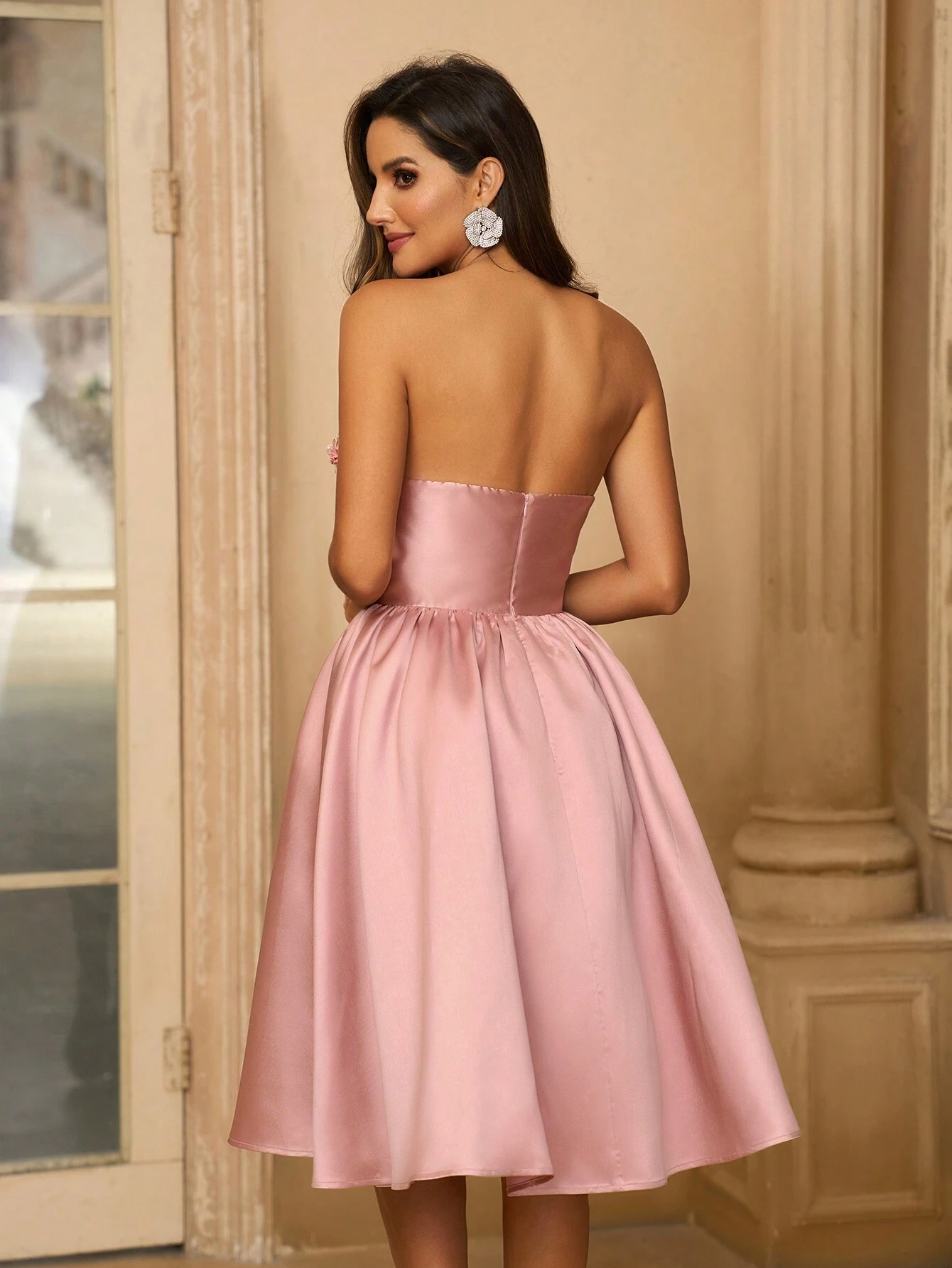 Rochie corset lungă elegantă și romantică galbenă de lămâie din satin galben pentru femei, împodobită cu flori tridimensionale din margele, talie imperiu cu design curbat, talie înaltă a-line rochie corset lungă galbenă de lămâie formă cu pliuri retractabile și umbrelă rochie corset lungă galbenă de lămâie. Potrivit pentru vacanțe, festivaluri de muzică, înapoi la școală, ceremonie de absolvire, bal, nunți, întâlnire de noapte, ceai de după-amiază, întâlnire de noapte, întâlnire de noapte și cocktail party.